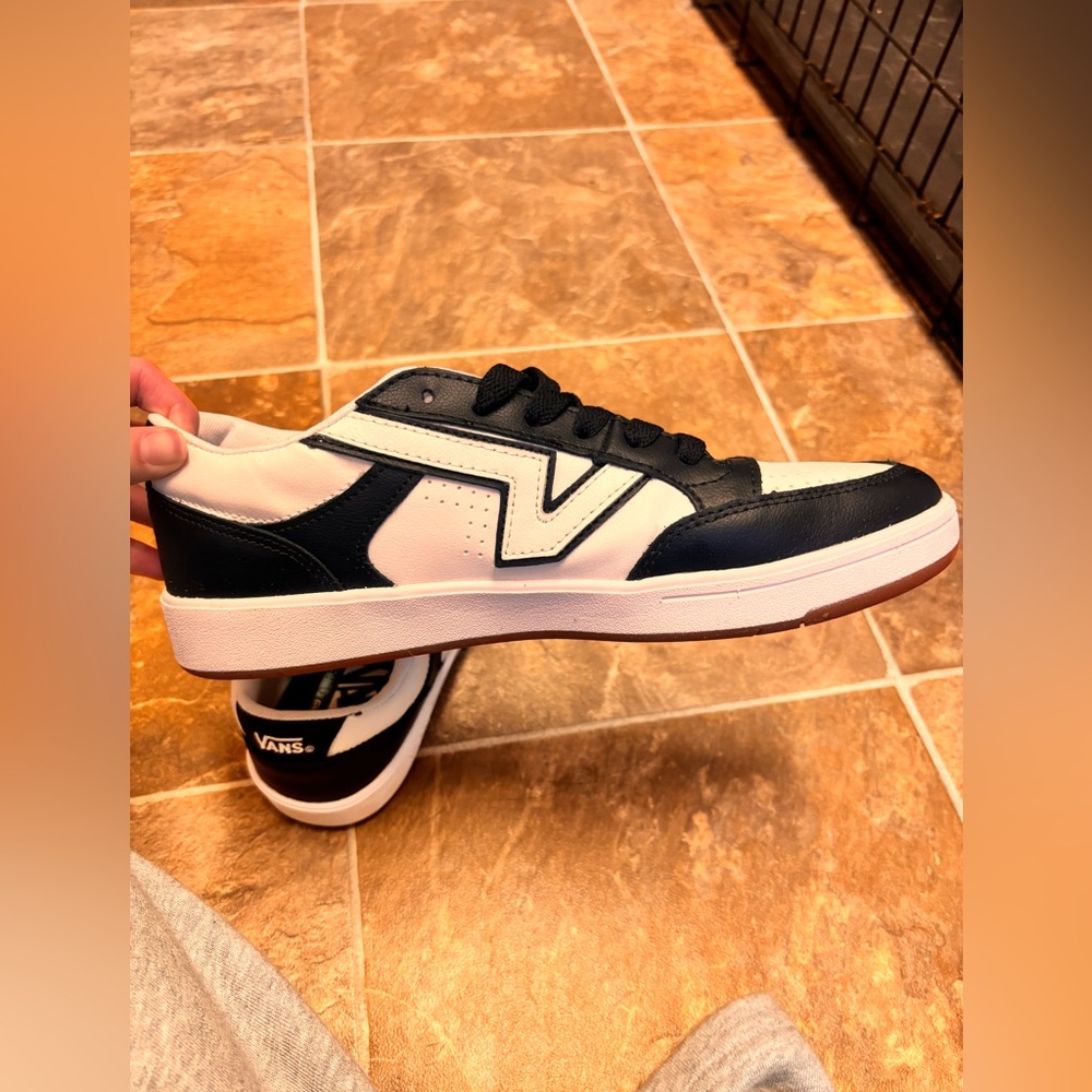 Men’s vans lowland classic black and white